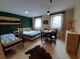 Chata Nad rybníkem Hnačov，位于Hnačov的山林小屋