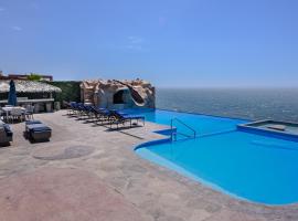 Triton's Place Oceanfront-Heated Pool，位于Primo Tapia的酒店