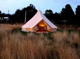 Luxury 5m bell tent with log burner near Whitby，位于滨海索尔特本的度假屋