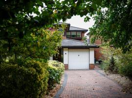 Stylish family home in desirable Penylan + Parking，位于卡迪夫的酒店