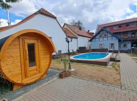 B&B Talstation Ferienwohnung f&uuml;r 2 Personen，位于H&ouml;rselberg-Hainich的带热水浴缸的酒店