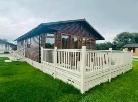 Ness Lodge with Hot Tub