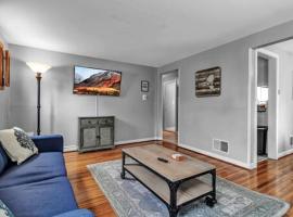 Gorgeous 2 Bedroom Lower Apartment with Free Driveway Parking in North Buffalo，位于布法罗的酒店