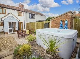 Beautiful 04 Berth Cottage With A Private Hot Tub In Norfolk Ref 99002hc，位于Pentney的酒店