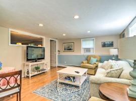 Quaint and Convenient! Cape Cod Apt Near Canal，位于伯恩的酒店