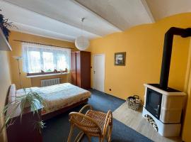 Ubytování v Krkonoších, rodinný apartmán Peklíčko，位于Horní Lánov的酒店