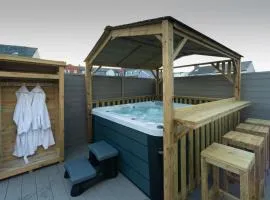 HOT TUB JACUZZI on private terrace FREE GATED PARKING sleeps 8