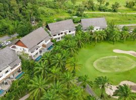 Tinidee Golf Resort Phuket - SHA Extra Plus，位于卡图棕榈湖高尔夫俱乐部附近的酒店