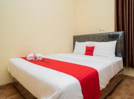 RedDoorz Syariah near Jembatan Merah Plaza，位于Krembangan的酒店