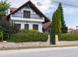 Luxury Traditional Villa，位于Khiliódhendron的度假屋