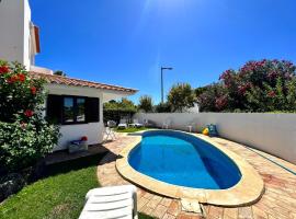 Vilamoura Traditional Villa with Pool by Homing，位于维拉摩拉的酒店