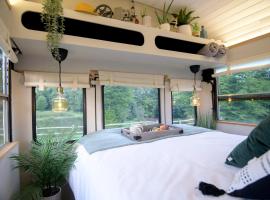 American School Bus Retreat with Hot Tub in Sussex Meadow，位于阿克菲尔德的酒店