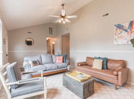 Serene single story, Grill, Fire Pit, fenced yard and Pet friendly stay，位于开普梅法院的酒店