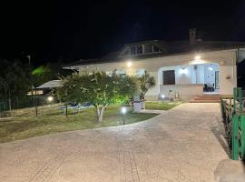 Villa Lidia & Attico degli artisti , TV SKY , Barbecue , parcheggio privato, giardino ad uso esclusivo，位于明图尔诺的别墅