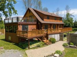 Unique Log House by the Lake, Retreat with Spa Amenities near Presque'ile Provincial Park，位于布莱顿的度假短租房