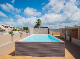 T3 Jacuzzis et piscine au centre ville de Port-Louis，位于路易港的公寓