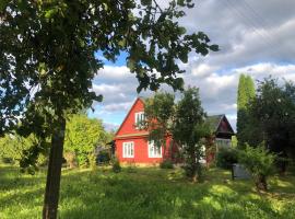 Tranquil country cottage with outdoor fireplace，位于Stelmužė的乡村别墅