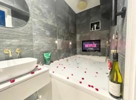 Cloud9 Guest House - by Coastline Retreats - 2 Bedroom self contained garden flat - Luxury bath, Netflix, Superfast Wifi, Parking included，位于伯恩茅斯的酒店
