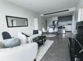 Luxury 3-bed 2-bath, balcony, with pool included, NO PARTIES!，位于悉尼澳洲新西兰银行体育场附近的酒店