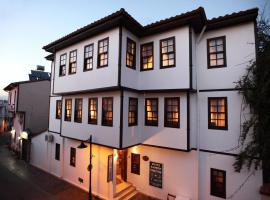 White Garden Hotel-Adult Only，位于安塔利亚Old City Marina附近的酒店