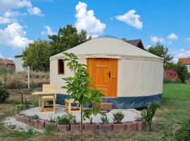 Jurtafarm Ráckeve - a nomád luxus，位于拉茨凯韦的豪华帐篷营地
