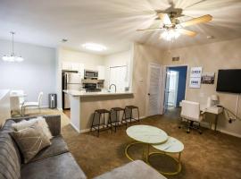 Lux 2BD 2BA minutes from the water，位于彭萨科拉的酒店