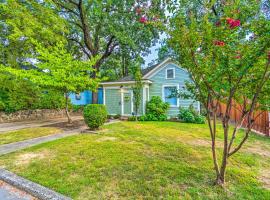 Colorful Cottage with Deck about 5 Mi to Downtown!，位于小石城的度假屋