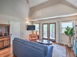 Colfax Getaway with Hot Tub, Mountain Views!，位于科尔法克斯的酒店