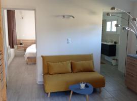 Agréable appartement au calme，位于Villeneuve的低价酒店