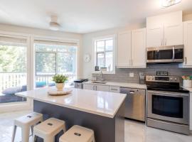 Panoramic Views from this gorgeous 2 Bed Property - Village Location，位于惠斯勒的酒店