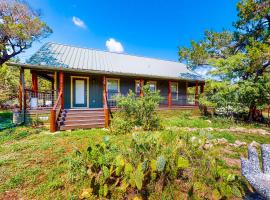 Cabin-Style Book House & Writing Barn，位于奥斯汀的酒店