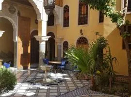 Riad Layalina Fes 7 Chambres & 18 Personnes Piscine, Parking, Vue & Wifi au Pied Medina