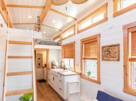 Aloha Tiny Home，位于Apple Valley的酒店