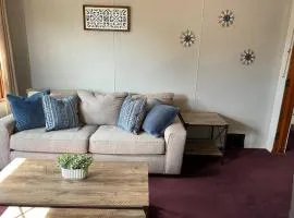 2-Bedroom Quincy Apt. with private parking & Wifi