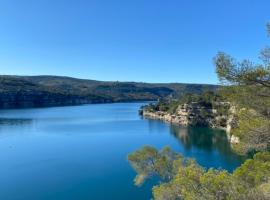 Villa au bord du Lac d'Esparron-de-Verdon，位于韦尔东的埃斯帕隆的酒店