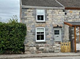 Gorgeous 2-Bed Cottage in Penderyn Brecon Beacons，位于阿伯代尔的带停车场的酒店