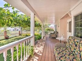 Pasadena Home with Grapevine Covered Porch!，位于帕萨迪纳的乡村别墅