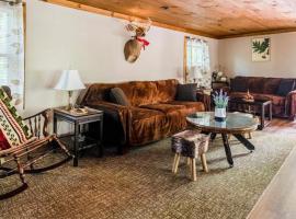 The Nook Lodge - cabin with hot tub at Shawnee and Camelback Mtn，位于东斯特劳兹堡的酒店