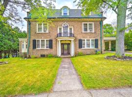 Charming Historic Home about 1 Mi to Dtwn Olean!，位于奥利安的酒店