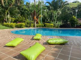 Finca Villa Chalet Del Rio Cali Farm Villa Chalet Cali River，位于卡利的木屋