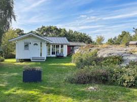 Magical Seaside Retreat on Tjorn-By Traum，位于Berga的酒店
