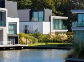 Lake House with dock at Lake Veere, Zeeland，位于阿讷默伊登的别墅