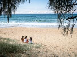 Coastal Getaway Across From Dicky Beach，位于卡伦德拉迪基海滩家庭假日公园附近的酒店