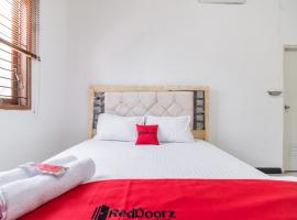 RedDoorz near Terminal Bubulak Bogor，位于茂物Bogor Barat的酒店