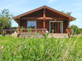 Tomatin - Luxury Two Bedroom Log Cabin with Hot Tub，位于特维德上游的贝里克的酒店