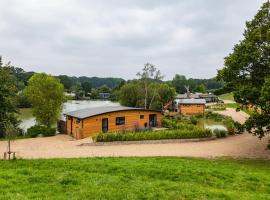 Sumners Ponds Fishery & Campsite，位于霍舍姆的带停车场的酒店