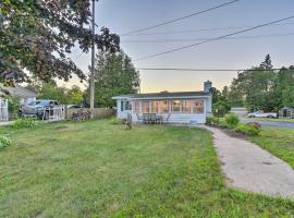 East Tawas Cabin with Lake Huron Access and Views，位于East Tawas的酒店