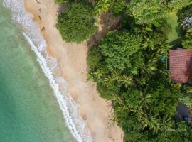 Our Beachfront Bungalow，位于蓬塔乌巴的酒店