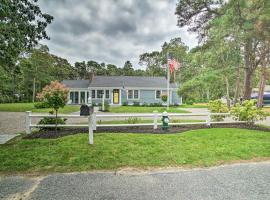 South Yarmouth Retreat with Grill Walk to Beach!，位于南雅茅斯的酒店