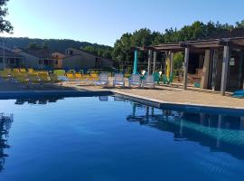 Village Bord de Ciel，位于Caylus的酒店